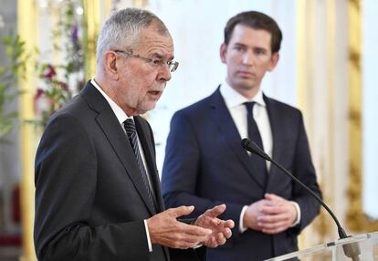 El presidente austriaco Van der Bellen (izquierda) y el canciller Kurz, en rueda de prensa en Viena.