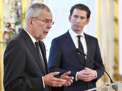 El presidente austriaco Van der Bellen (izquierda) y el canciller Kurz, en rueda de prensa en Viena.