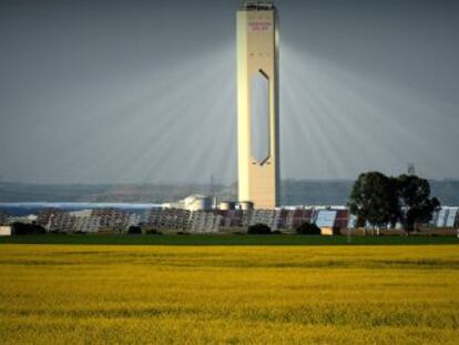 Planta solar de Abengoa en la localidad sevillana de Sanlúcar la Mayor.