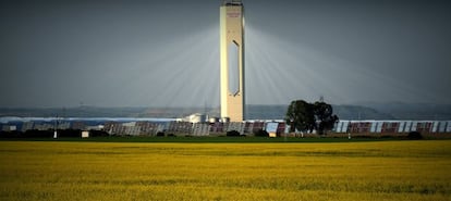 Planta solar de Abengoa en la localidad sevillana de Sanlúcar la Mayor.