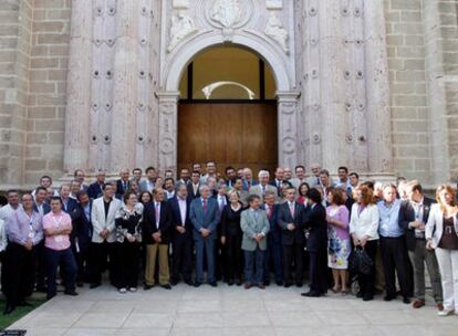 El presidente de la Junta, José Antonio Griñán, y su Gabinete posaron ayer con algunos representantes de los cerca de 500 municipios que gobierna su partido en la comunidad a las puertas del salón de plenos del Parlamento.