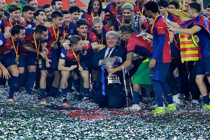 Joan Laporta, rodeado de los jugadores del FC Barcelona, tras la victoria contra el Real Madrid.