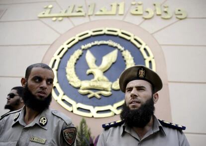 Policías suspendidos por llevar barba como islamistas protestan en El Cairo.