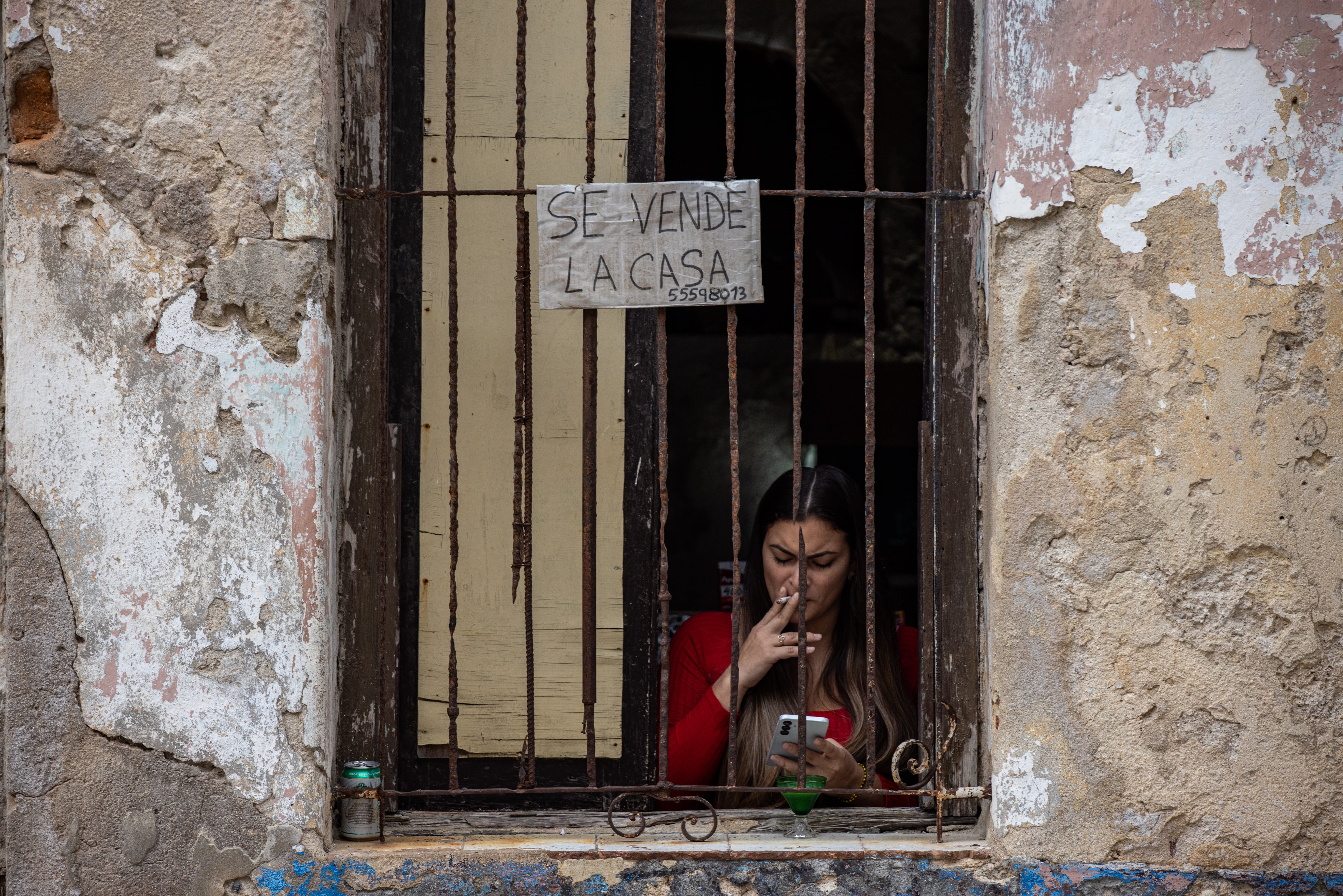 En las calles de La Habana, numerosas ventanas exhiben carteles de venta de viviendas. La necesidad económica ha provocado la migración de más de un millón de cubanos en los últimos cinco años, lo que equivale al 10% de la población.