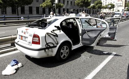 Un taxi que circulaba con pasajeros por la calle Raimundo Fernández Villaverde ha sido abordado por otros taxistas, durante la manifestación que las asociaciones gremiales del sectorhan convocado en Madrid contra los efectos de la nueva Ley de Ordenación del Transporte Terrestre (LOTT).