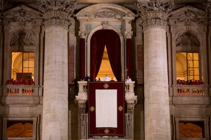 El recién proclamado papa Francisco se dirige a los fieles por primera vez desde el balcón de la Basílica de San Pedro, el 13 de marzo 2013.