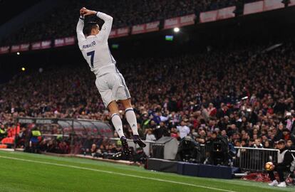 Cristiano Ronaldo del Real Madrid celebra el primer gol durante el partido frente al Atlético de Madrid.
