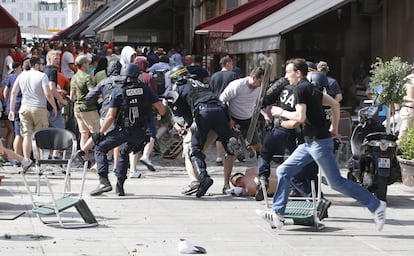 La policía francesa carga contra los radicales que llevan tres días destrozando la ciudad. 