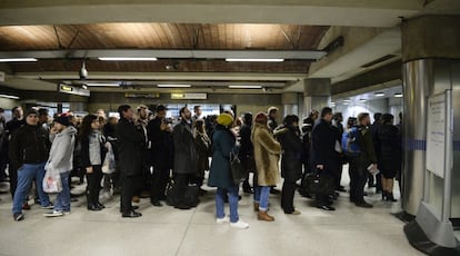 Un grupo de viajeros de metro hacen cola para utilizar los servicios mínimos en la estación de London Bridge, en Londres (Reino Unido).