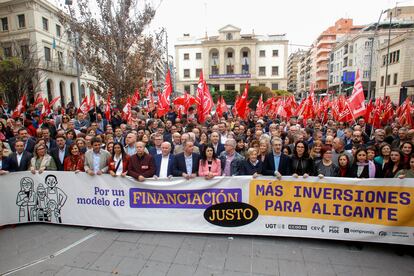 Concentración frente a la Subdelegación del Gobierno de Alicante este viernes para reclamar una mayor inversión para la provincia de Alicante en los Presupuestos Generales del Estado de 2023 convocada por todos los partidos de las Cortes (a excepción de Vox), UGT, CCOO y la patronal CEV.
