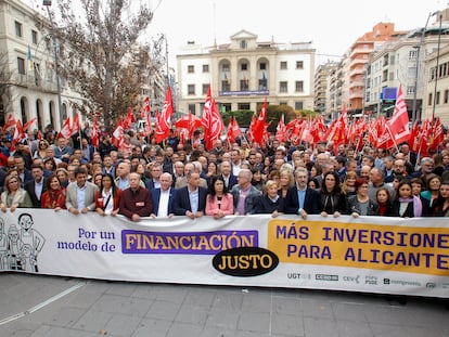 Concentración frente a la Subdelegación del Gobierno de Alicante este viernes para reclamar una mayor inversión para la provincia de Alicante en los Presupuestos Generales del Estado de 2023 convocada por todos los partidos de las Cortes (a excepción de Vox), UGT, CCOO y la patronal CEV.