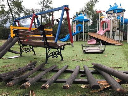 Vista del parque infantil d eun hotel dañado por las fuertes lluvias en Porto Carras, Calcídica.