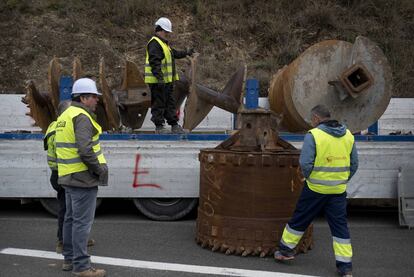 Llegan hasta las inmediaciones de Totalán (Málaga) más materiales para horadar el túnel vertical, como estas enormes piezas y brocas con las que se ejecutará la perforación, el 19 de enero de 2019.