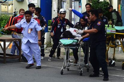 Los equipos de rescate tailandeses asisten a una víctima herida después de la explosión de una pequeña bomba en la ciudad turística de Hua Hin (Tailandia).