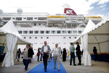 Cruceristas del <i>Black Watch</i>, ayer, tras desembarcar en el puerto de Castellón.