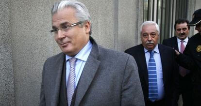 Garzón ( c) a su llegada el pasado 14 de diciembre al Tribunal Supremo.