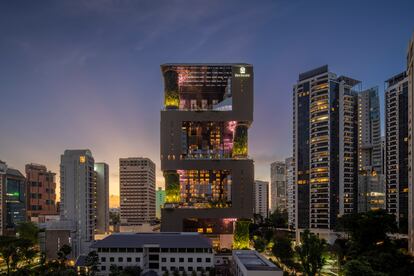 La arquitectura del nuevo Pan Pacific Orchard (en la foto) fue diseñada como un bosque en el corazón de la ciudad asiática, con las columnas que soportan su fachada vestidas de plantas. L’EssenCiel (en la anterior imagen) tiene forma de árbol y está orientado hacia la frondosa vegetación que viste a la campiña francesa.