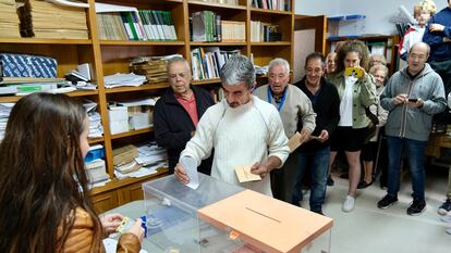 Los vecinos de la localidad riojana de Villarroya ejercen su derecho al voto, este domingo.