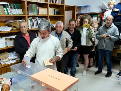 Los vecinos de la localidad riojana de Villarroya ejercen su derecho al voto, este domingo.