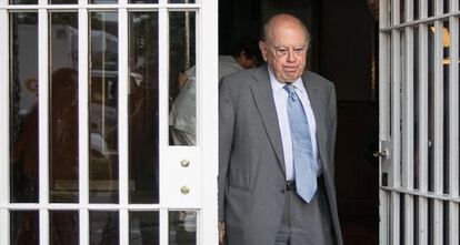 Jordi Pujol sale de su casa en Barcelona sin atender a los medios, en 2014