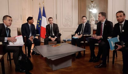 Macron y el CEO de Arcelor Mittal, Lakhsmi Mittal (a su derecha), este lunes en Versalles.
