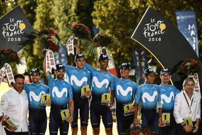 De izquierda a derecha los miembros del equipo Movistar: Mikel Landa, Alejandro Valverde, Marc Soler, Daniele Bennati, Andrey Amador, Nairo Quintana e Imanol Erviti, posan tras recibir el premio al mejor equipo del Tour de Francia.