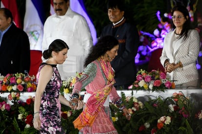 Camila Ortega Murillo (l) with her mother, Vice President Rosario Murillo. 