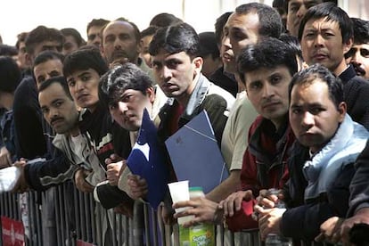 Inmigrantes se agolpan ante una oficina del Ayuntamiento de Barcelona que expide certificados de empadronamiento.