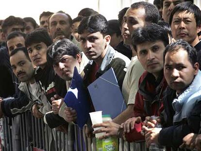 Inmigrantes se agolpan ante una oficina del Ayuntamiento de Barcelona que expide certificados de empadronamiento.