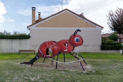 Un parque de Íscar, uno de los pueblos confinados perimetralmente en Valladolid.