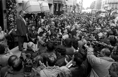 Miguel Saravia, uno de los supervivientes de la matanza de los abogados de Atocha, subido a una plataforma, recibe los aplausos de cientos de madrileños ante el número 55 de la calle de Atocha de Madrid, con motivo del 20 aniversario del asesinato de los abogados laboralistas a manos de asesinos de extrema derecha, el 24 de enero de 1997.