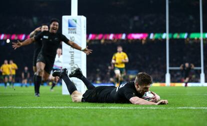 Beauden Barrett anota para los All Blacks durante la final ante Australia.