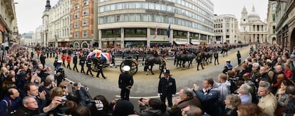 El cortejo fúnebre con los restos mortales de Margaret Thatcher por las principales calles de Londres.