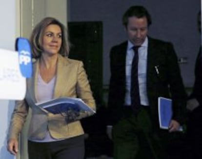 La Secreatria General del Partido Popular, María Dolores de Cospedal, junto al vicesecretario de Organización del PP, Carlos Floriano.