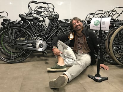 David Saiz, uno de los impulsores del proyecto, con varias bicicletas holandesas.