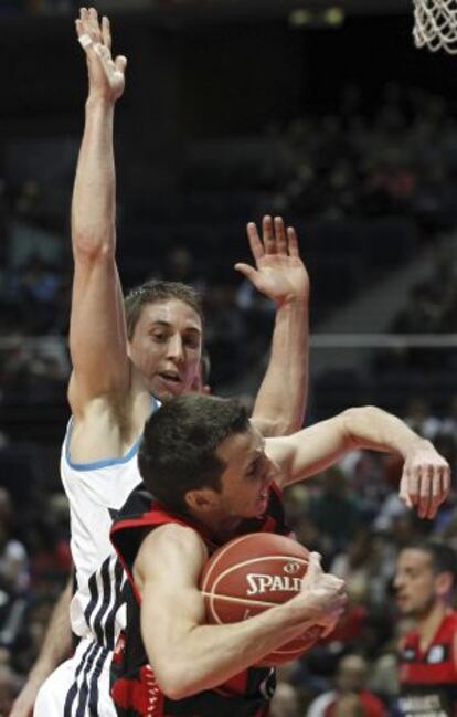 Álex Hernández protege el balón ante Carroll