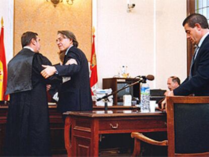 En la imagen, Ismael Alvarez recoge unos papeles (d.), mientras los abogados del caso se despiden (i.).