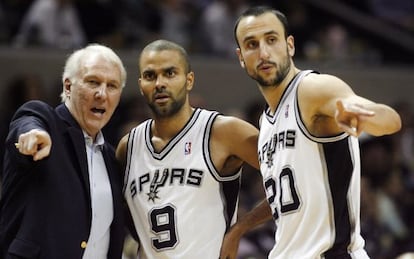 Popovich da instrucciones a Parker y Ginóbili.