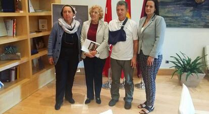 La alcaldesa con tres miembros del Comité de Víctimas de las Guarimbas
