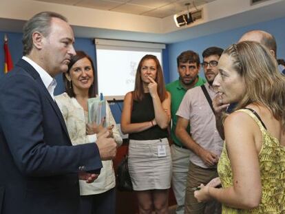 Alberto fabra y Mar&iacute;a Jos&eacute; Catala tras el pleno de Consell.