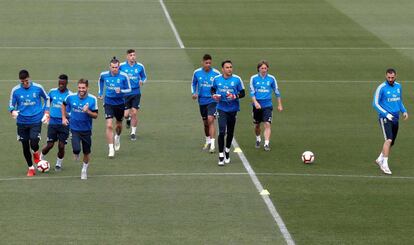 Los jugadores del Real Madrid, hoy durante el último entrenamiento en Valdebebas.
