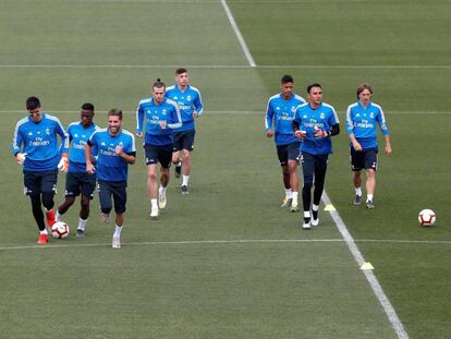 Los jugadores del Real Madrid, hoy durante el último entrenamiento en Valdebebas.