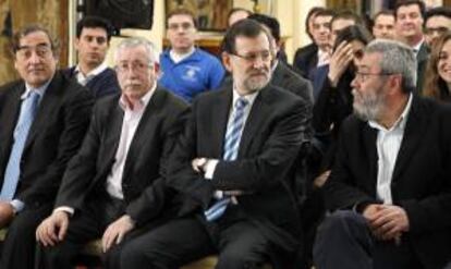 El presidente del Gobierno, Mariano Rajoy (2d), acompañado de los secretarios generales de CCOO, Ignacio Fernández Toxo (2i), y de UGT, Cándido Méndez y el presidente de la CEOE, Juan Rosell (i), durante la presentación hoy en La Moncloa de la Estrategia de Emprendimiento y Empleo Joven (2013-2016).