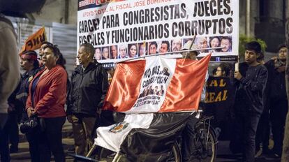 Cientos de personas se manifiestan, en Lima (Per), contra los casos de corrupcin en la Judicatura y contra Keiko Fujimori. 