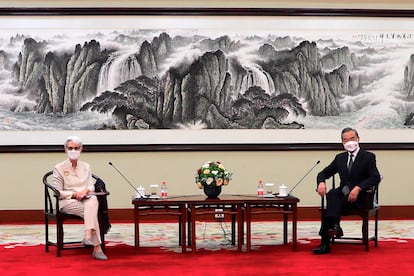 A subsecretária de Estado dos EUA, Wendy Sherman, e o ministro das Relações Exteriores da China, Wang Yi, durante seu encontro na cidade chinesa de Tianjin.