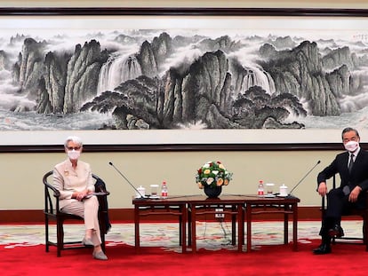 La subsecretaria de Estado de EE UU, Wendy Sherman, y el ministro de Exteriores chino, Wang Yi, durante su reunión en la ciudad china de Tianjin.