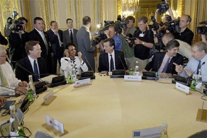 Philippe Douste-Blazy conversa con Condoleezza Rice durante la reunión en París.