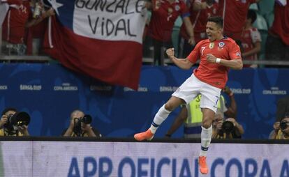 Alexis Sánchez celebra su gol ante Ecuador en Bahía.