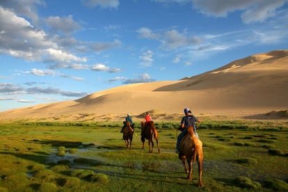 En el 2017 Mongolia inaugurará un nuevo y flamante aeropuerto en Ulan Bator, una instalación de última generación que simboliza la rápida modernización del país. Mongolia vive un auténtico 'boom' económico que se aprecia sobre todo en la capital, donde han surgido los primeros rascacielos de acero y cristal. Es un país en plena transformación que anima a ser visitado antes de que todo cambie definitivamente. Con el nuevo aeropuerto vendrán también un complejo urbanístico, un hotel de 290 habitaciones, un cine IMAX y hasta un Hard Rock Café. Más allá de la capital, todavía se puede disfrutar de las grandes estepas y de una forma de vida milenaria (en la foto, dunas del desierto de Gobi). La espectacular estepa mongola está presidida por el lago Ubsugul, la perla azul de Asia. En el 2015 el lago y Ulán Bator se conectaron por medio de una carretera asfaltada que reduce el trayecto a 10 horas.