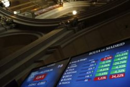 Vista de un panel de la Bolsa de Madrid que refleja la evolución de la prima de riesgo de los países europeos.